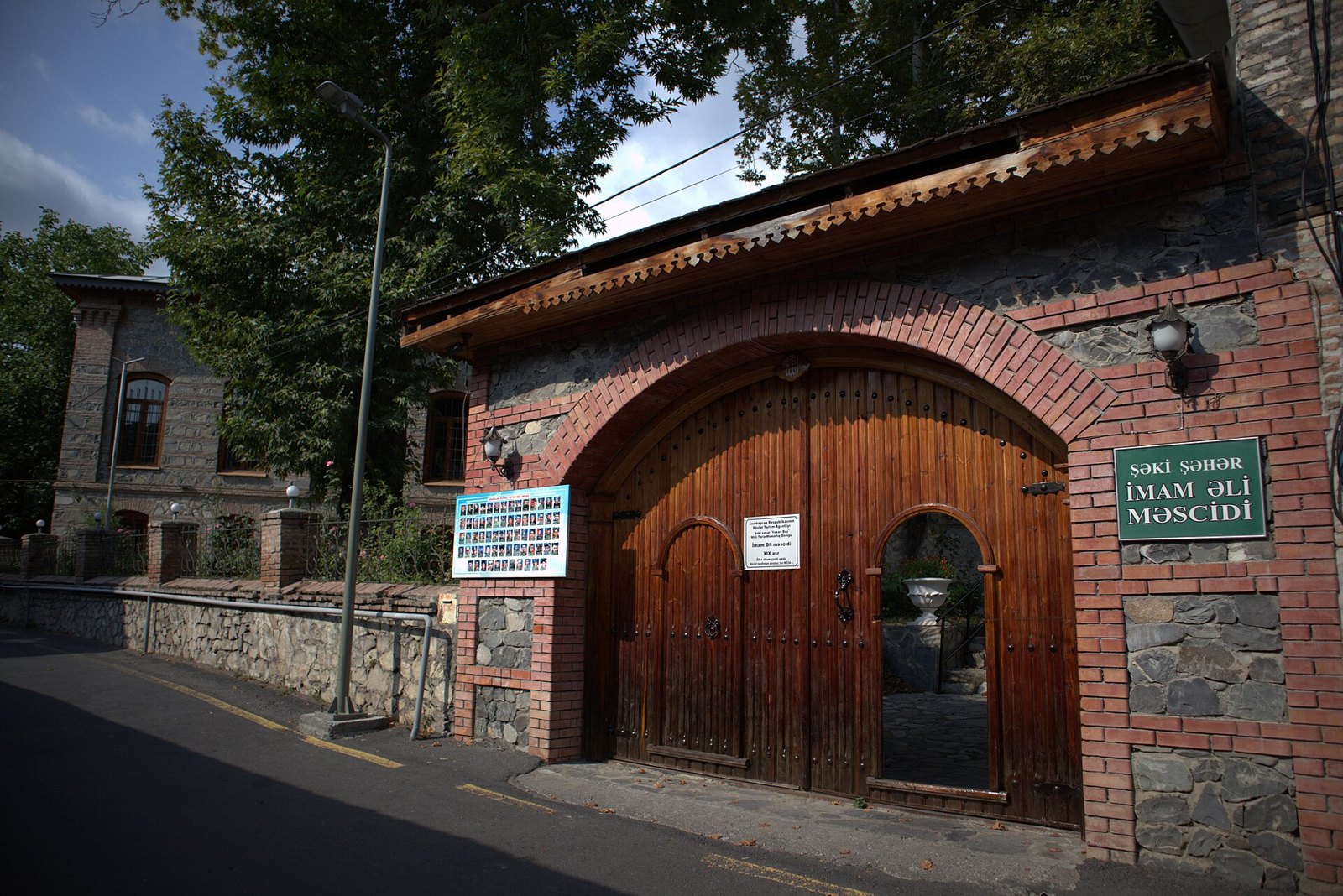 Шеки: Sheki Imam Ali Mosque (exterior view)