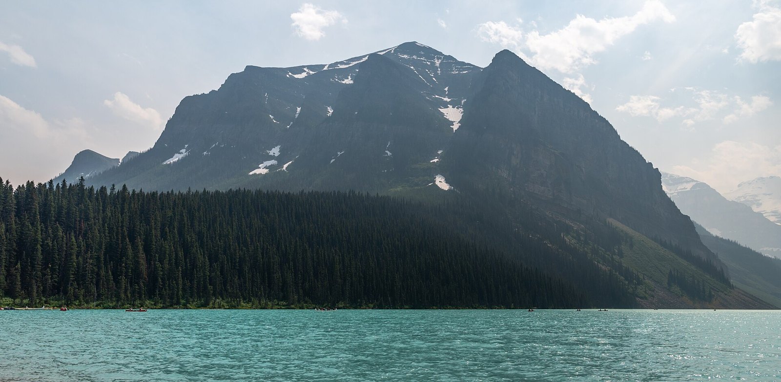 Банф: Fairview Mountain across Lake Louise with wildfire smoke haze, Banff National Park, Alberta, Canada