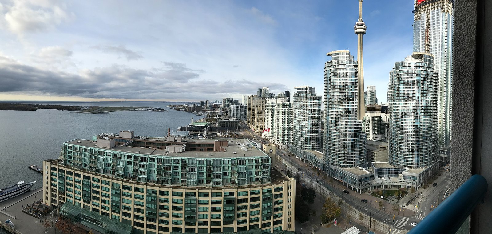 Торонто: Toronto harbour skyline panorama (38538132015)