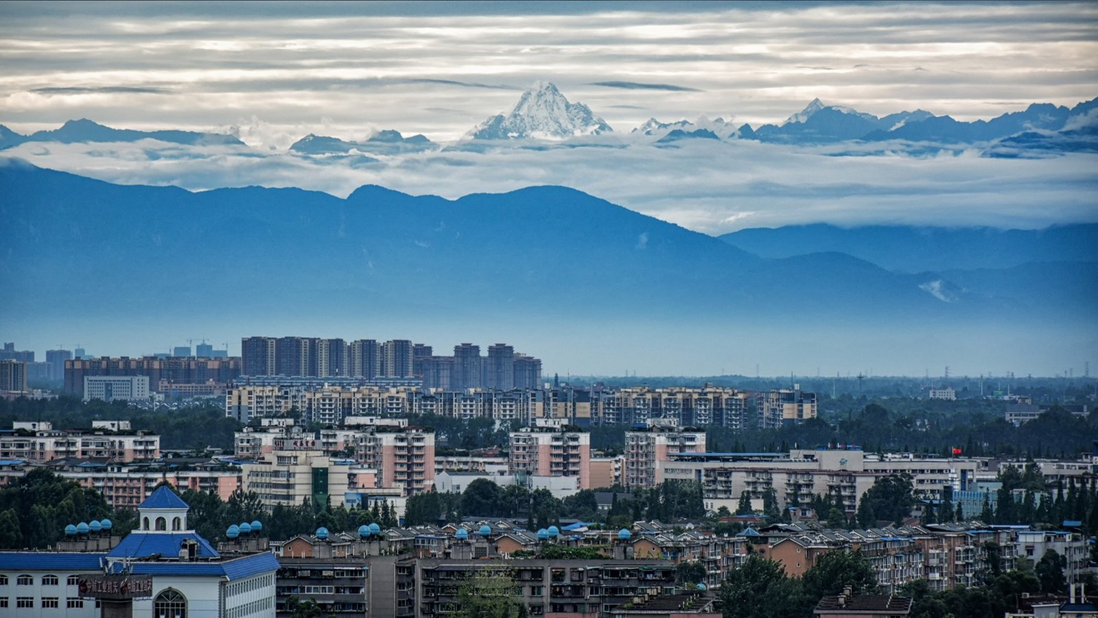 Чэнду: 在成都遥望雪山 Chengdu skyline with a view of Mount Siguniang