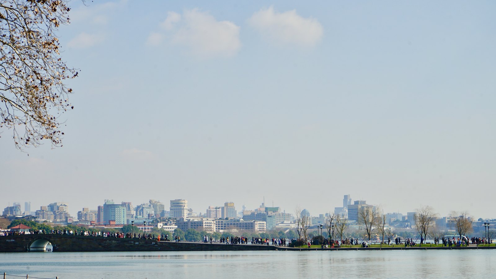 Ханчжоу: Hangzhou Skyline against the West Lake