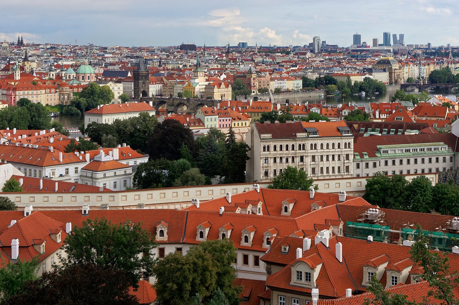 Прага: 20190816 View of Prague from Old Castle Stairs 1646 5385