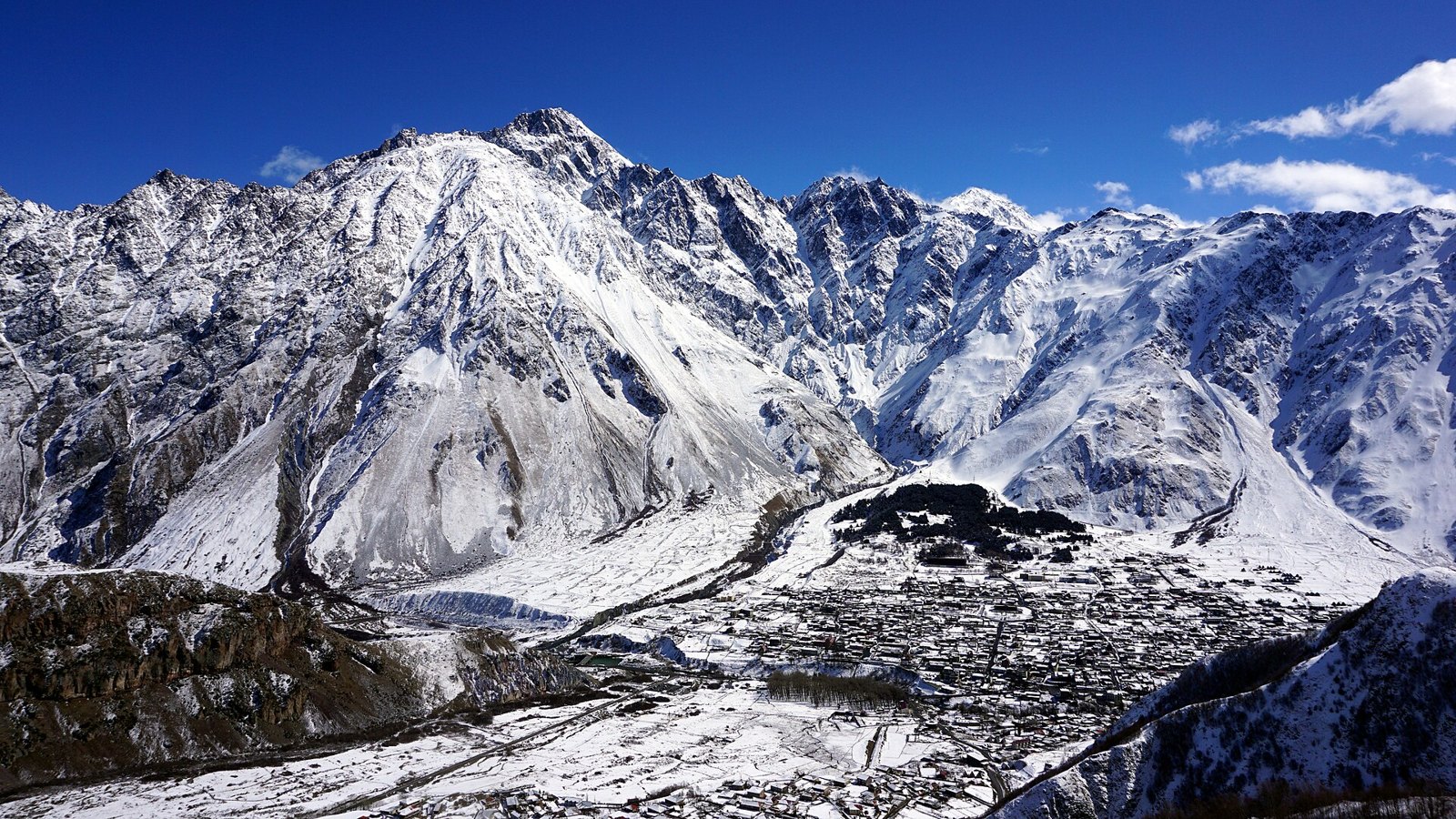 Казбеги: View of Stepantsminda