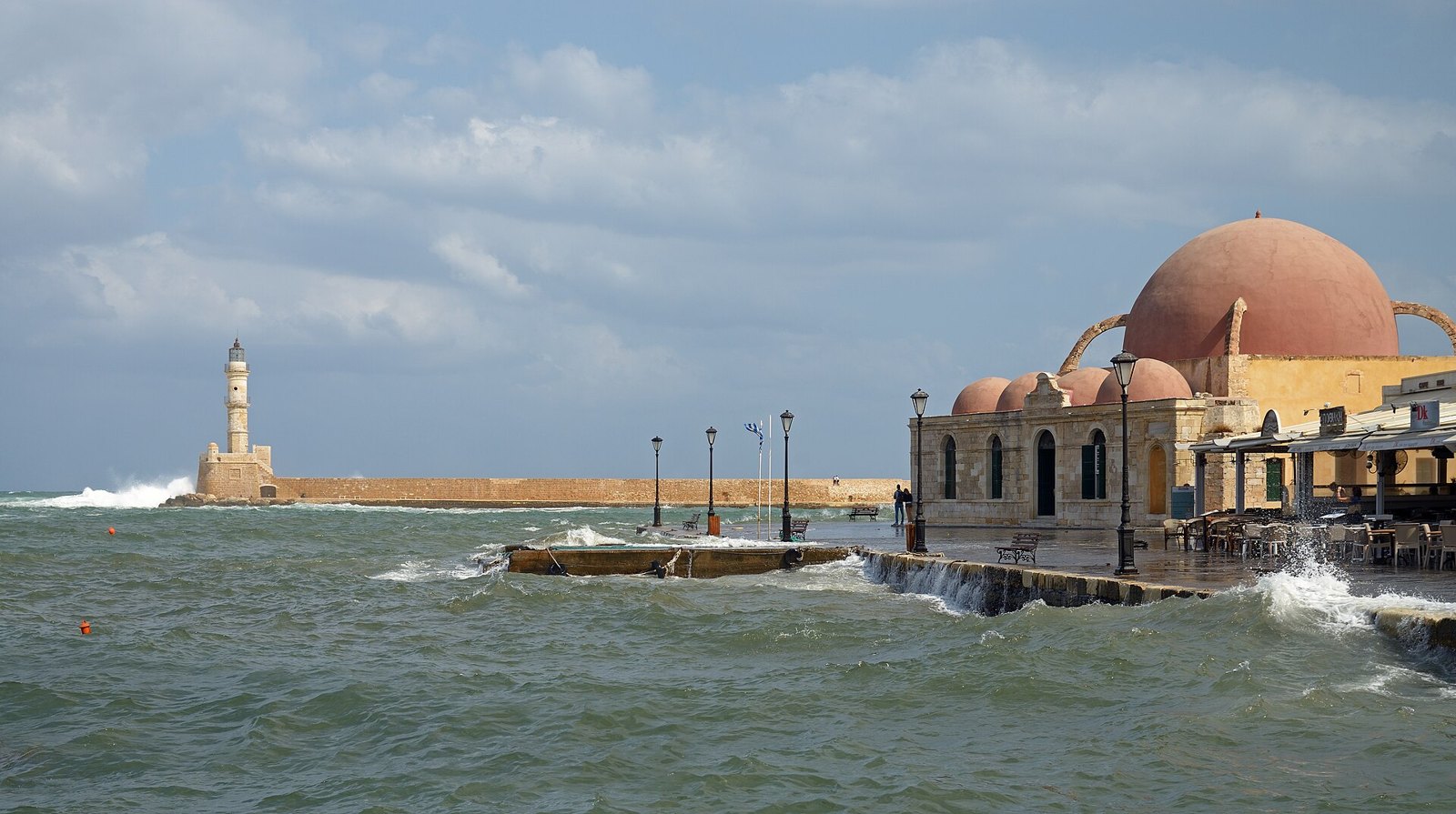 Крит: Küçük Hasan Pasha Mosque and Lighthouse in Chania. Crete, Greece