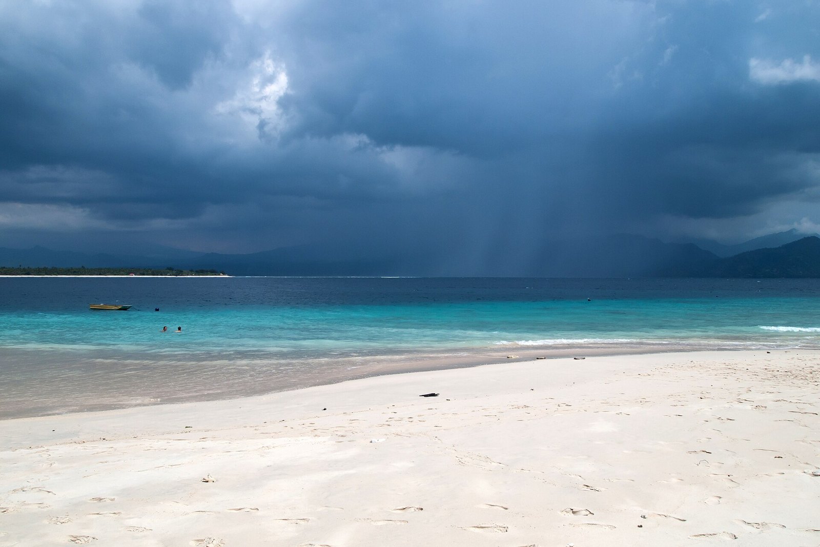 Острова Гили: Beach on the island, Tropical cyclone, Gili Meno Island, Indonesia