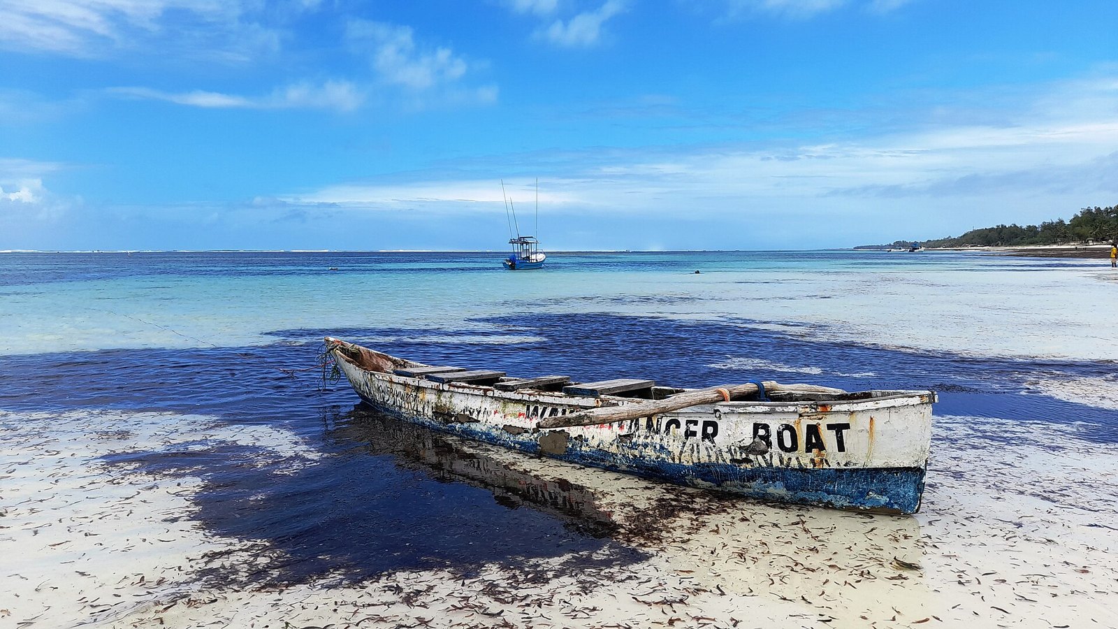 Диани: Boat at Diani Beach, Kenya