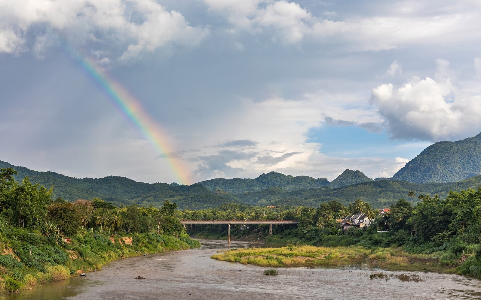 Луангпхабанг: Landscape with rainbow and the Old Bridge over the Nam Khan river in Luang Prabang Laos