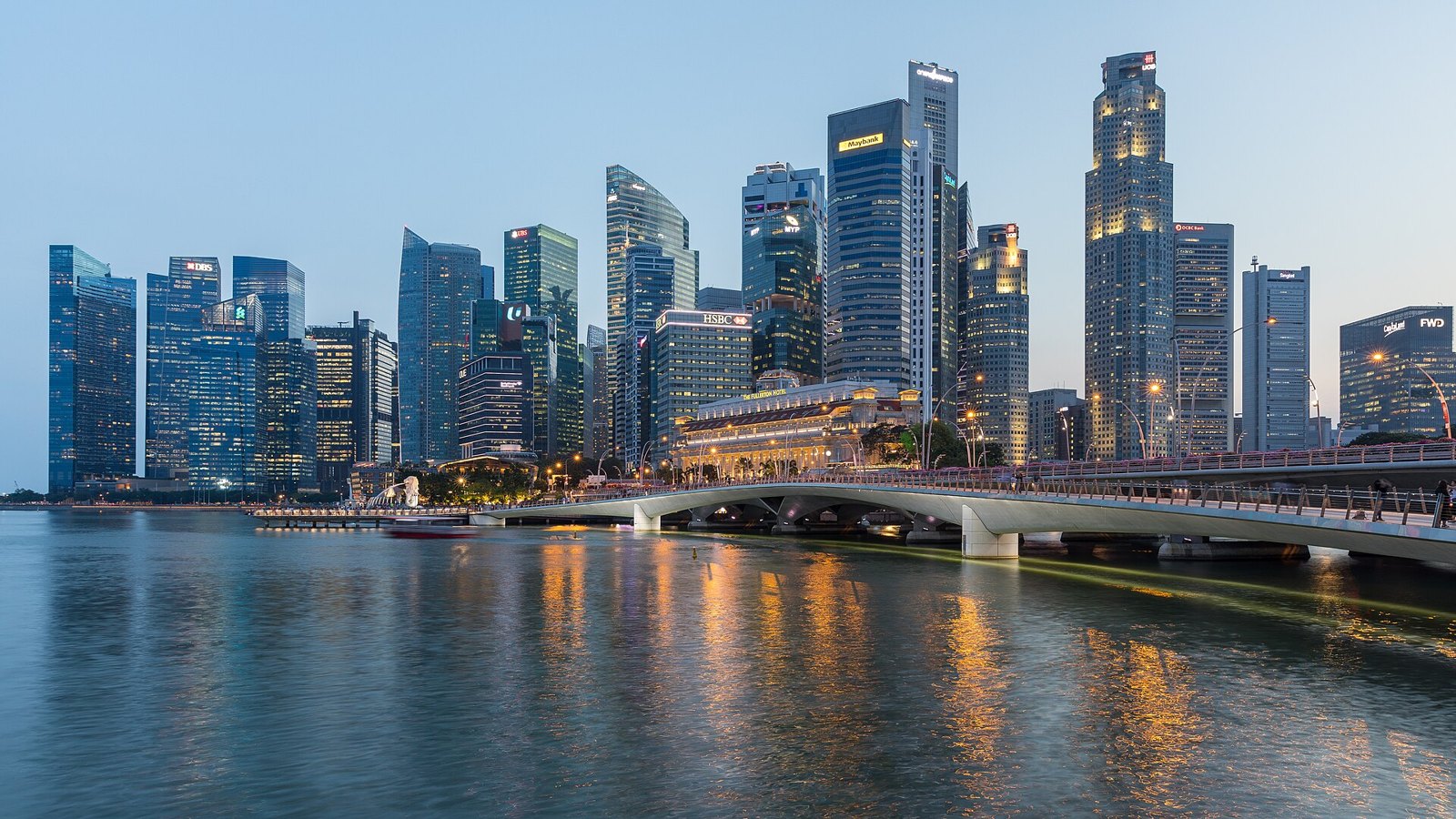 Сингапур: городской маршрут: Skyline of the Central Business District of Singapore with Esplanade Bridge in the evening