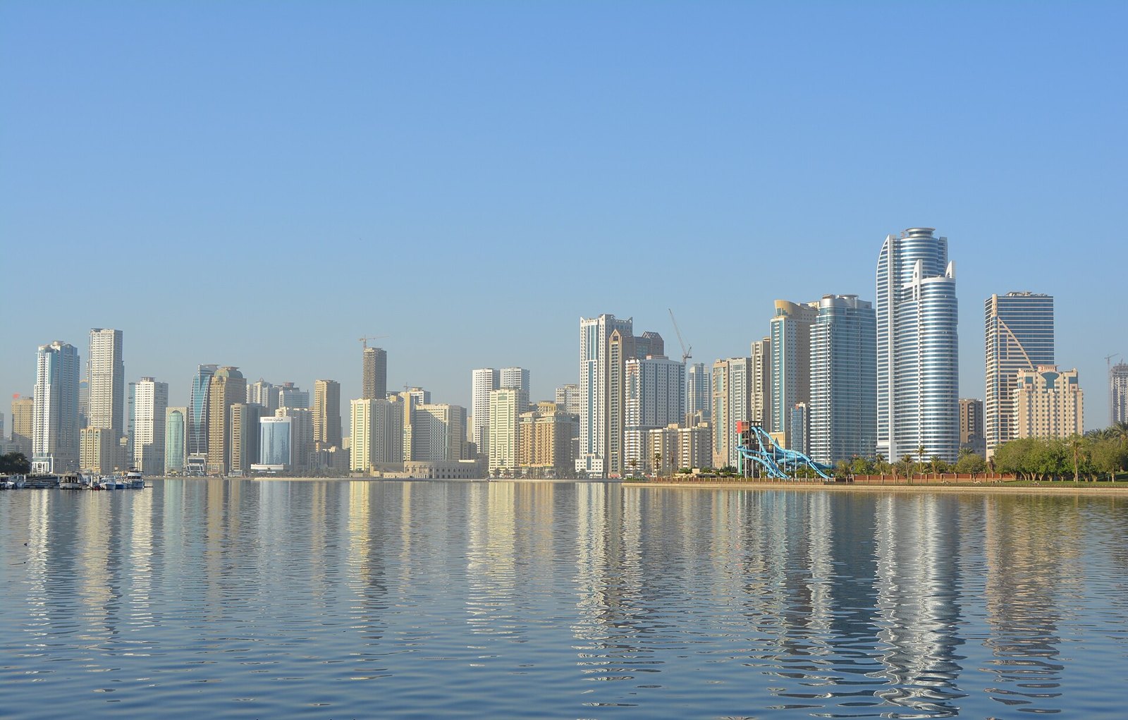 Шарджа: Sharjah city skyline in 2015