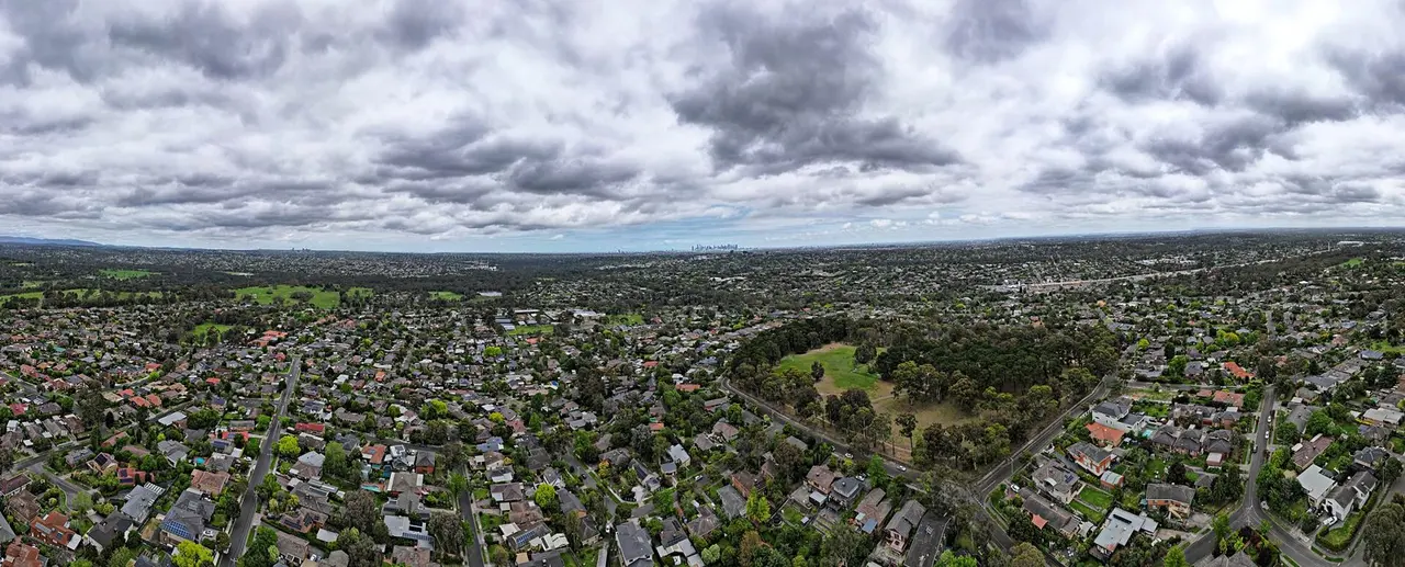Мельбурн: Viewbank aerial panorama facing Melbourne. October 2024