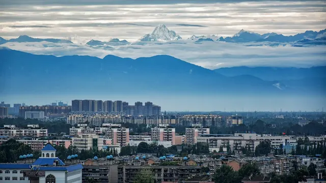 Чэнду: 在成都遥望雪山 Chengdu skyline with a view of Mount Siguniang
