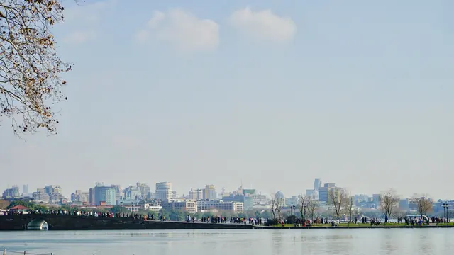 Ханчжоу: Hangzhou Skyline against the West Lake