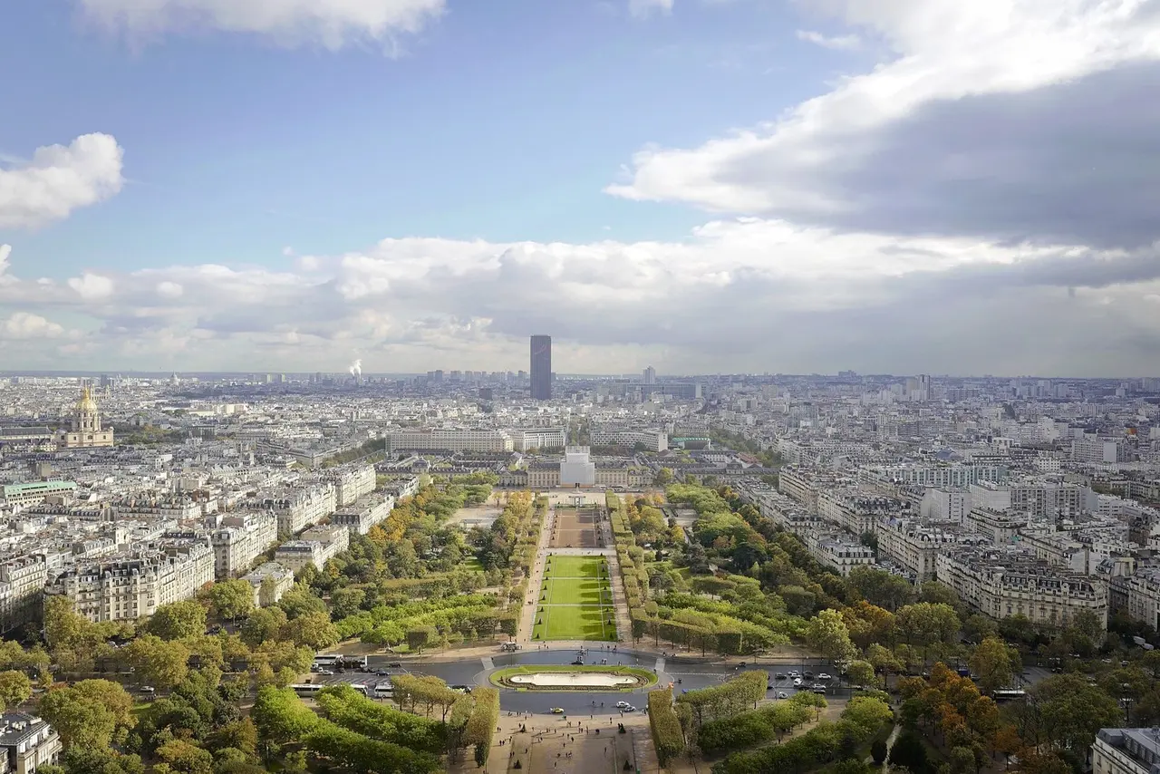 Париж: View of Paris skyline (Unsplash)