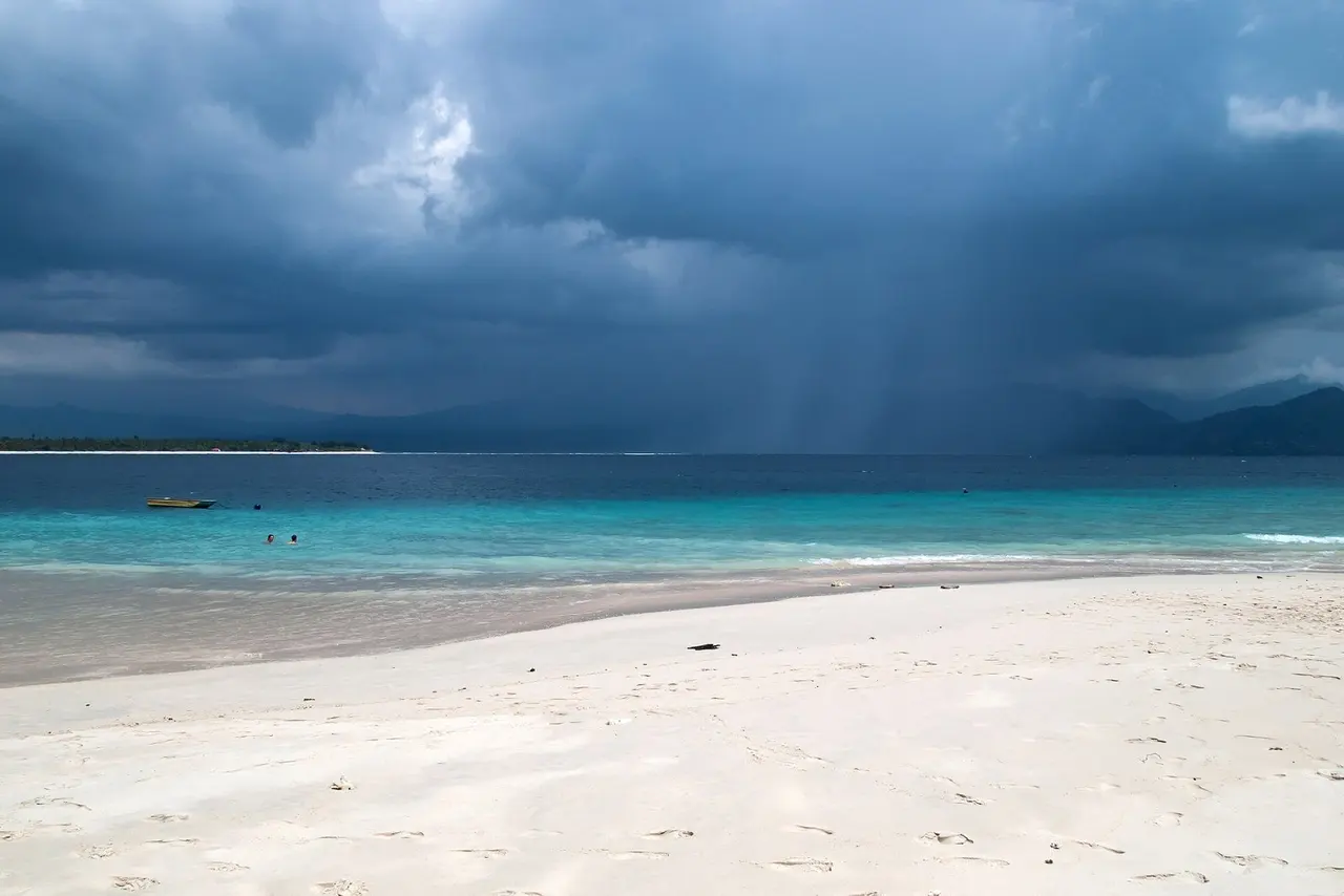 Острова Гили: Beach on the island, Tropical cyclone, Gili Meno Island, Indonesia