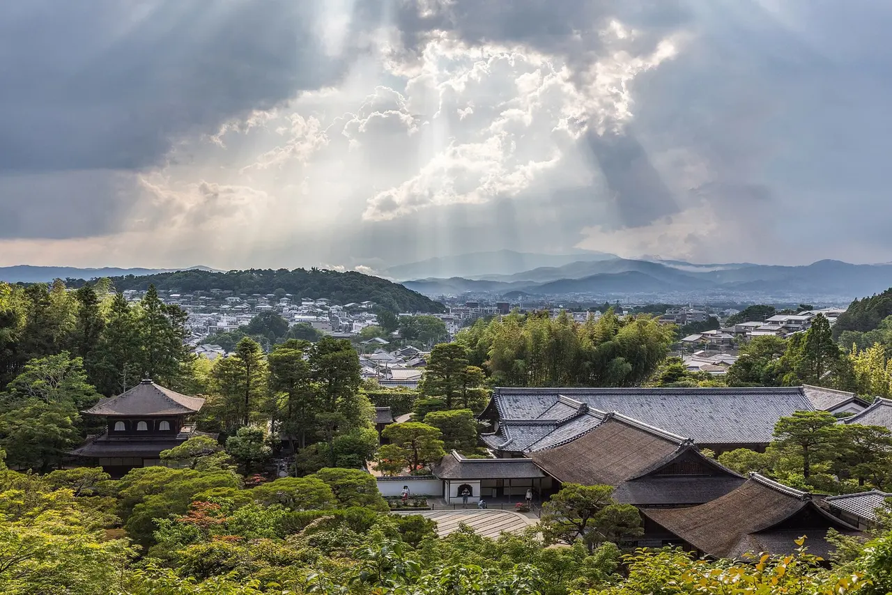 Киото: Sunlight through clouds and view of Ginkaku-ji Temple from above, Kyoto, Japan