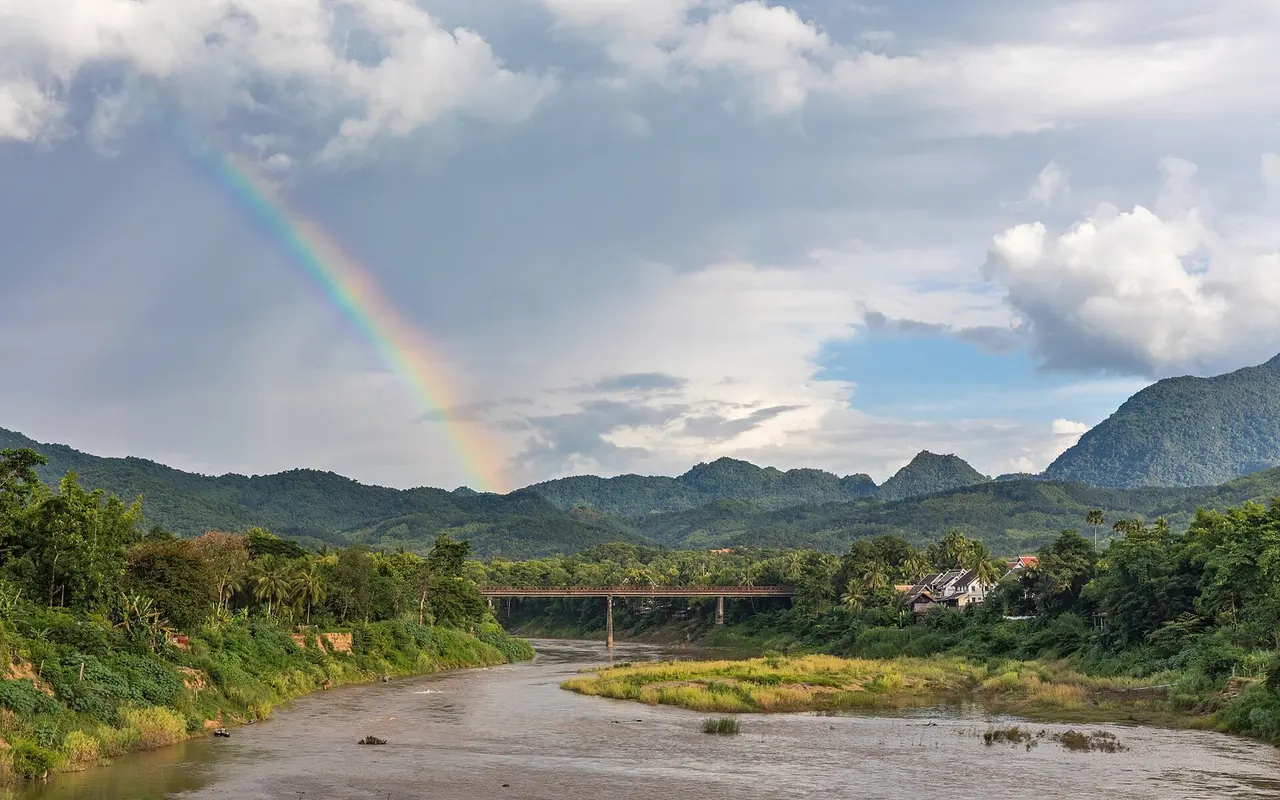 Луангпхабанг: Landscape with rainbow and the Old Bridge over the Nam Khan river in Luang Prabang Laos