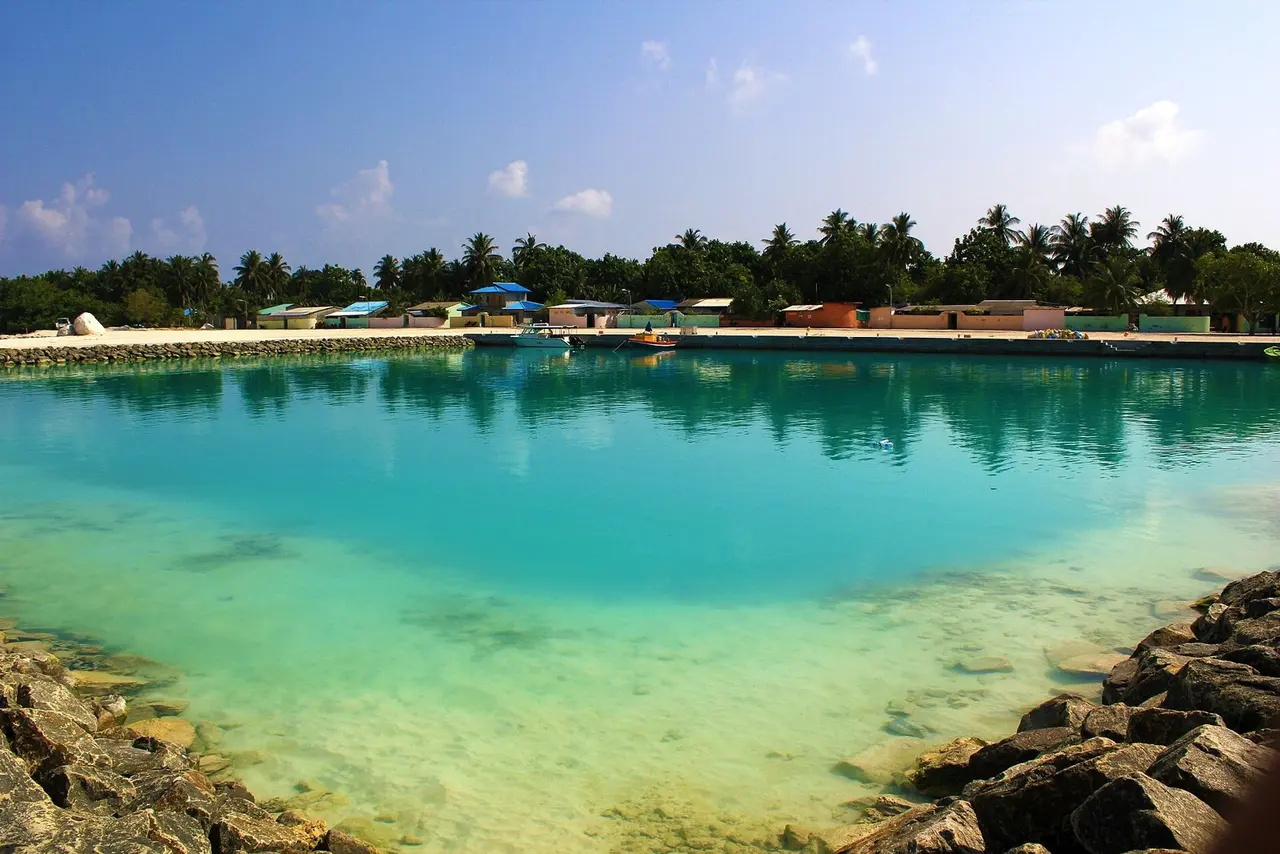 Укулхас: Front view of Ukulhas at the front jetty