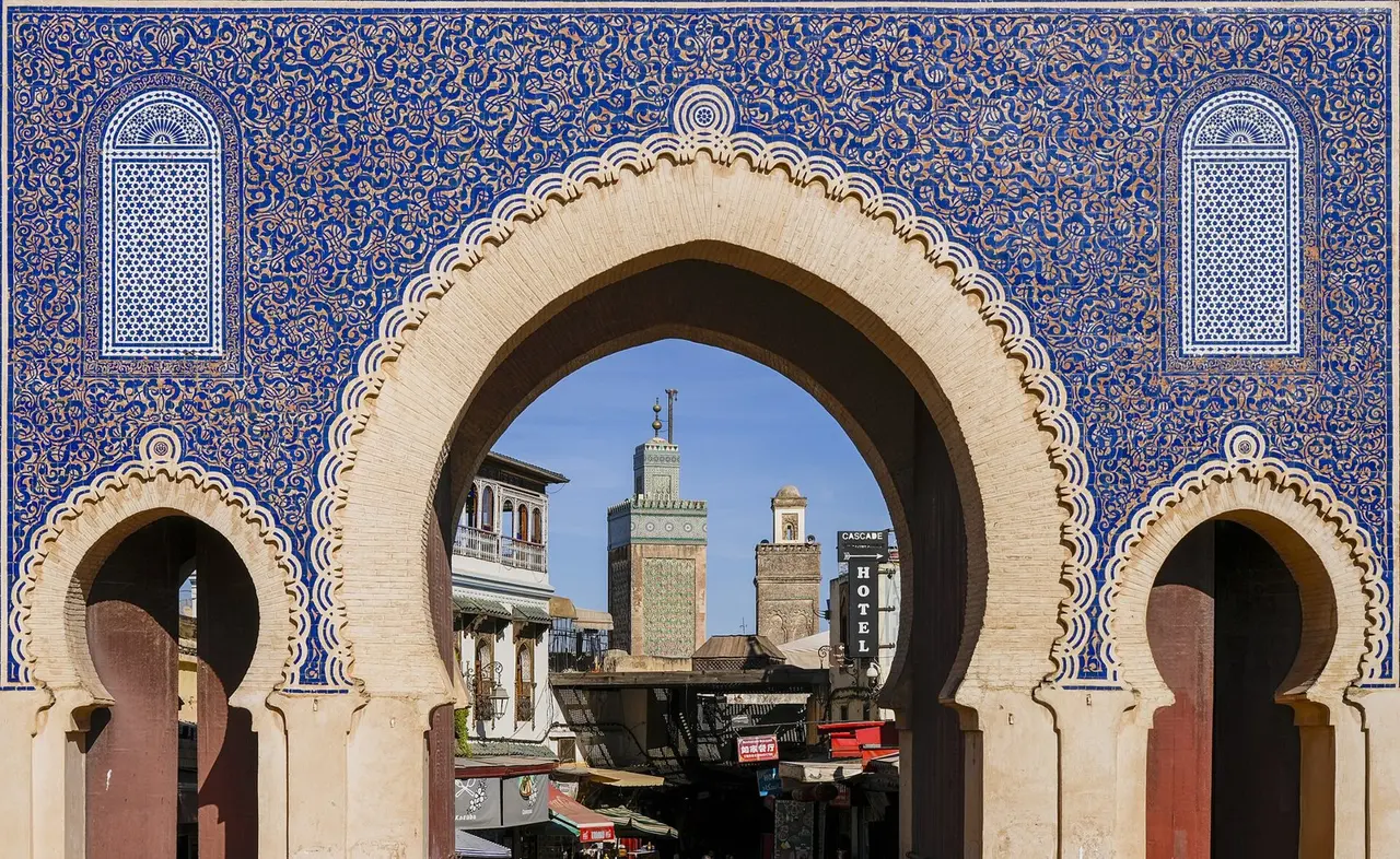 Фес: Bab Bou Jeloud Frame Minaret Fes Nov25 A7CR 09127-8 HDR3