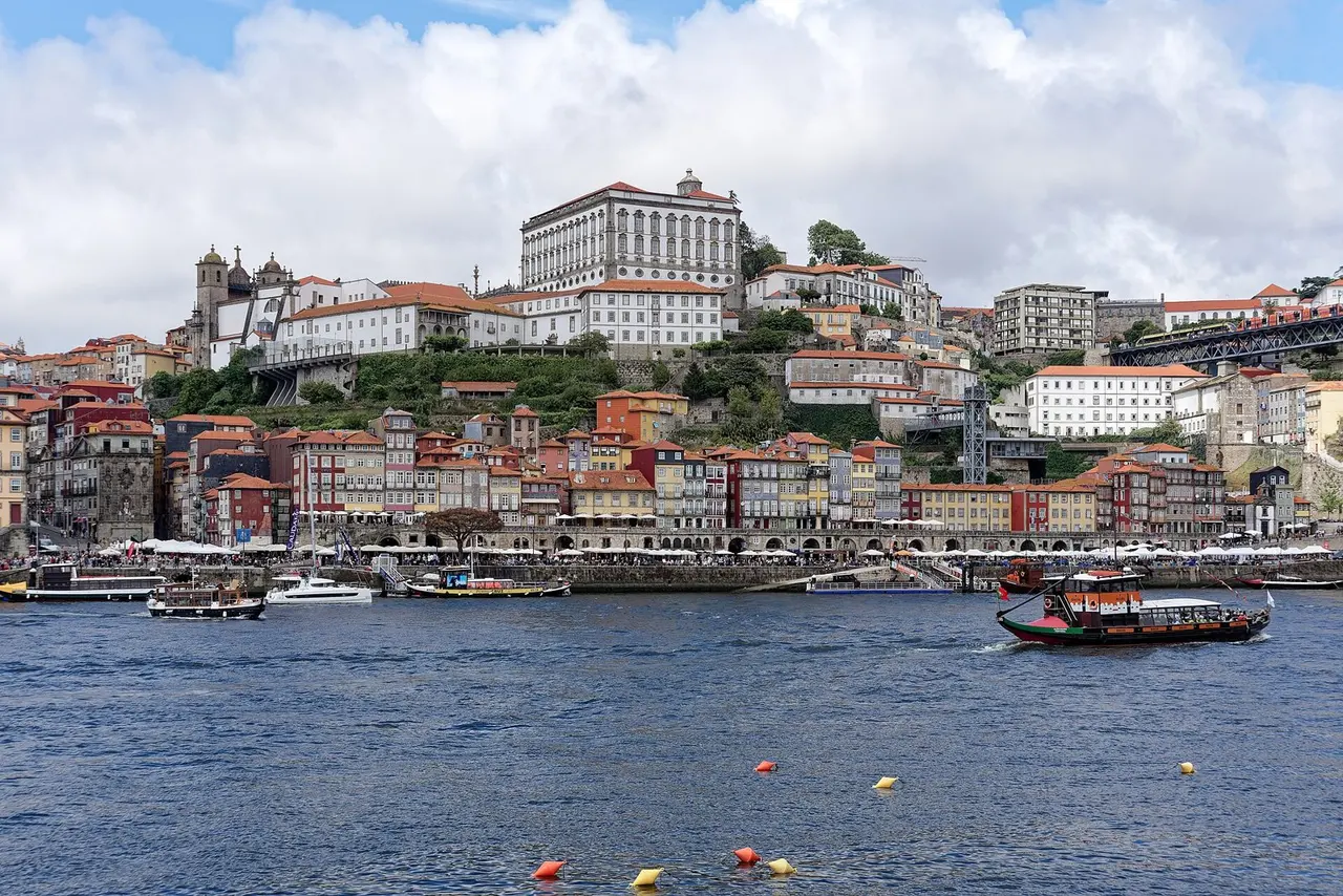 Порту: View of Porto old town from Cais de Gaia with Porto Cathedral, 20250605 1623 9881
