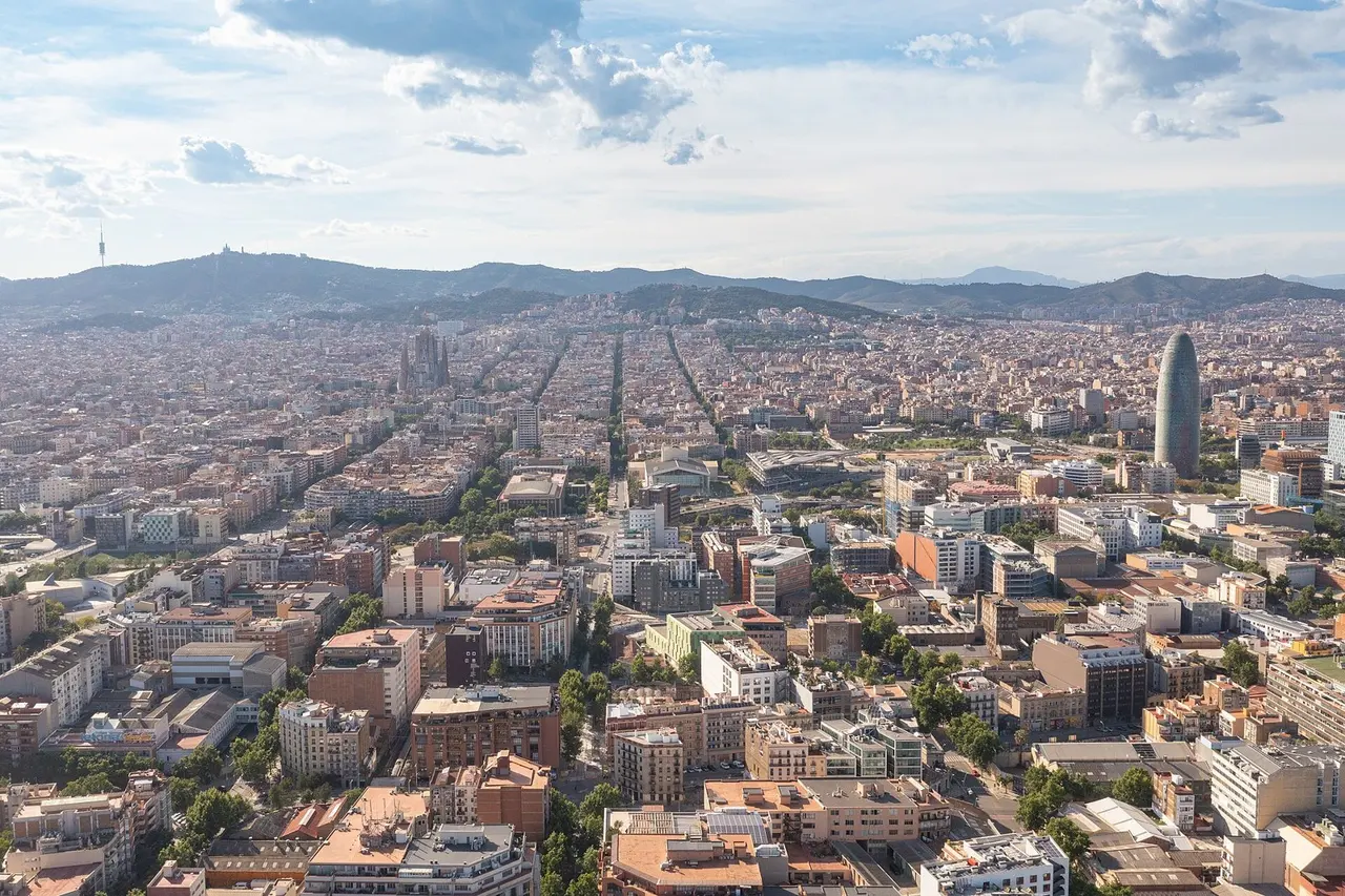 Барселона: Aerial view of La Sagrada Familia, Barcelona, Spain (51227006134)